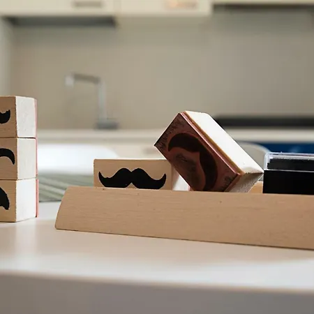 شقة Amoustache